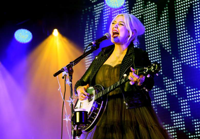 Elle King with her Deering banjo
