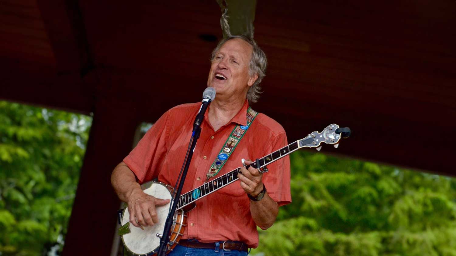 Tom Chapin banjo