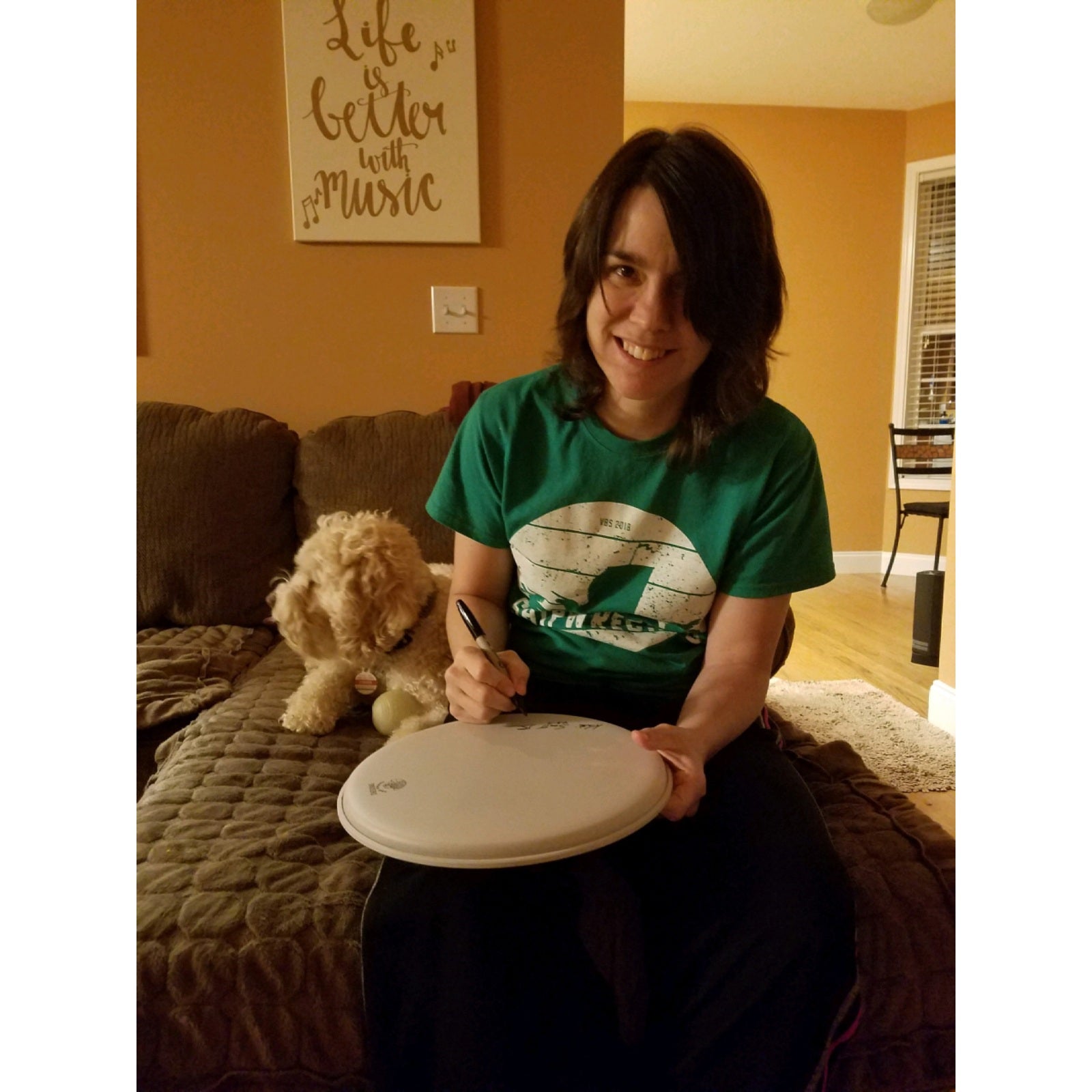 Kristin Scott-Benson signing the Deering Banjo Head 2019