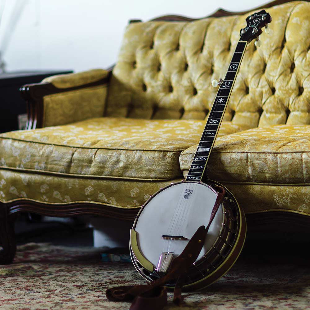 Deering Golden Wreath banjo - couch